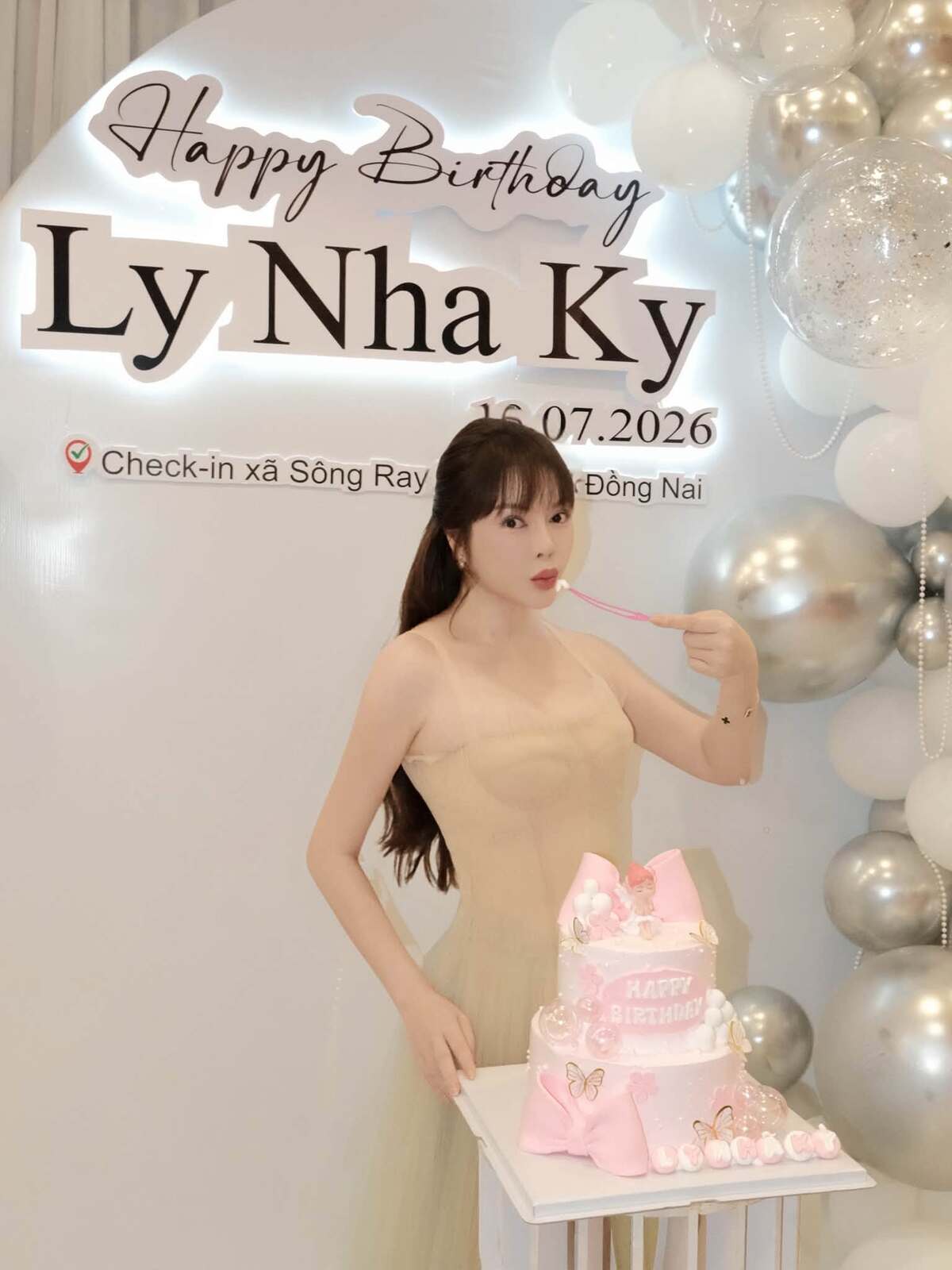 Lý Nhã Kỳ đón tuổi 44 bên gia đình hôm 19/7. Diễn viên chọn đầm corset màu nude, trang điểm phong cách tự nhiên. Cô cho biết đang ở quãng thời gian hạnh phúc khi có nhiều người yêu thương bên cạnh. Tôi nhận ra thành công lớn nhất không phải sở hữu bao nhiêu tài sản mà là mỗi sáng thức dậy đều thấy bình yên, cô nói.
