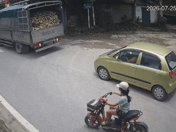 Clip: Xe tải lùi không quan sát, chèn đầu ô tô con