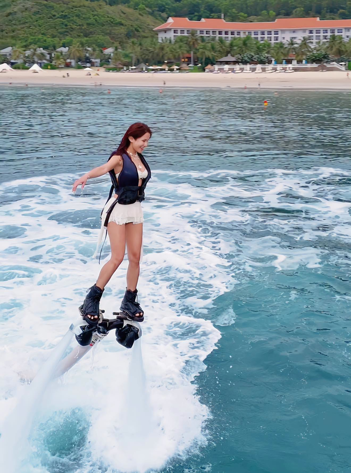 Diệp Lâm Anh thử sức chơi trò mạo hiểm flyboard khi tới Nha Trang. Người đẹp nói cô muốn tận hưởng cảnh đẹp thiên nhiên ở nhiều vùng biển khác nhau của Việt Nam.