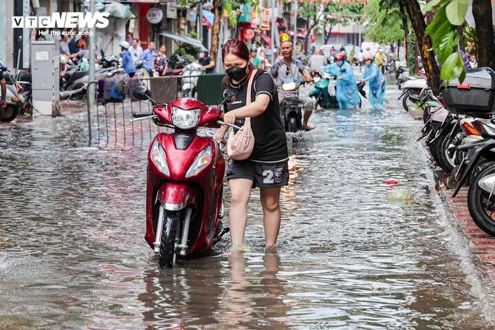 Mưa lớn trút xuống, người dân đi lại khó khăn - 7