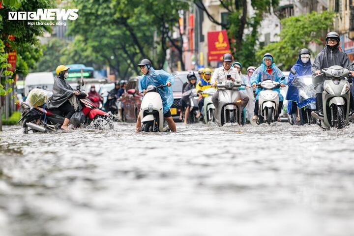 Tình trạng dềnh nước tại nhiều tuyến phố khiến giao thông ùn ứ, việc đi lại của người dân gặp nhiều khó khăn.