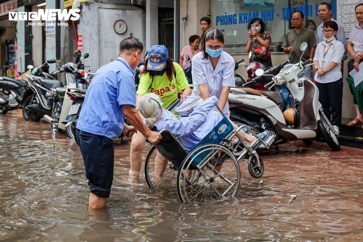 img src/upload/3-2026/images/thuyhb/mua-lon-trut-xuong-ha-noi-nhieu-tuyen-pho-denh-nuoc-nguoi-dan-chat-vat-di-lai-4-1785139925-592-width780height520.jpg /