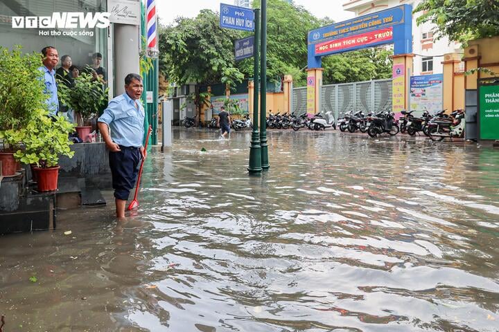 Tại nút giao Phan Huy Ích - Nguyễn Trường Tộ, mưa lớn cũng khiến mặt đường nhanh chóng dềnh nước, gây khó khăn cho các phương tiện đi lại.