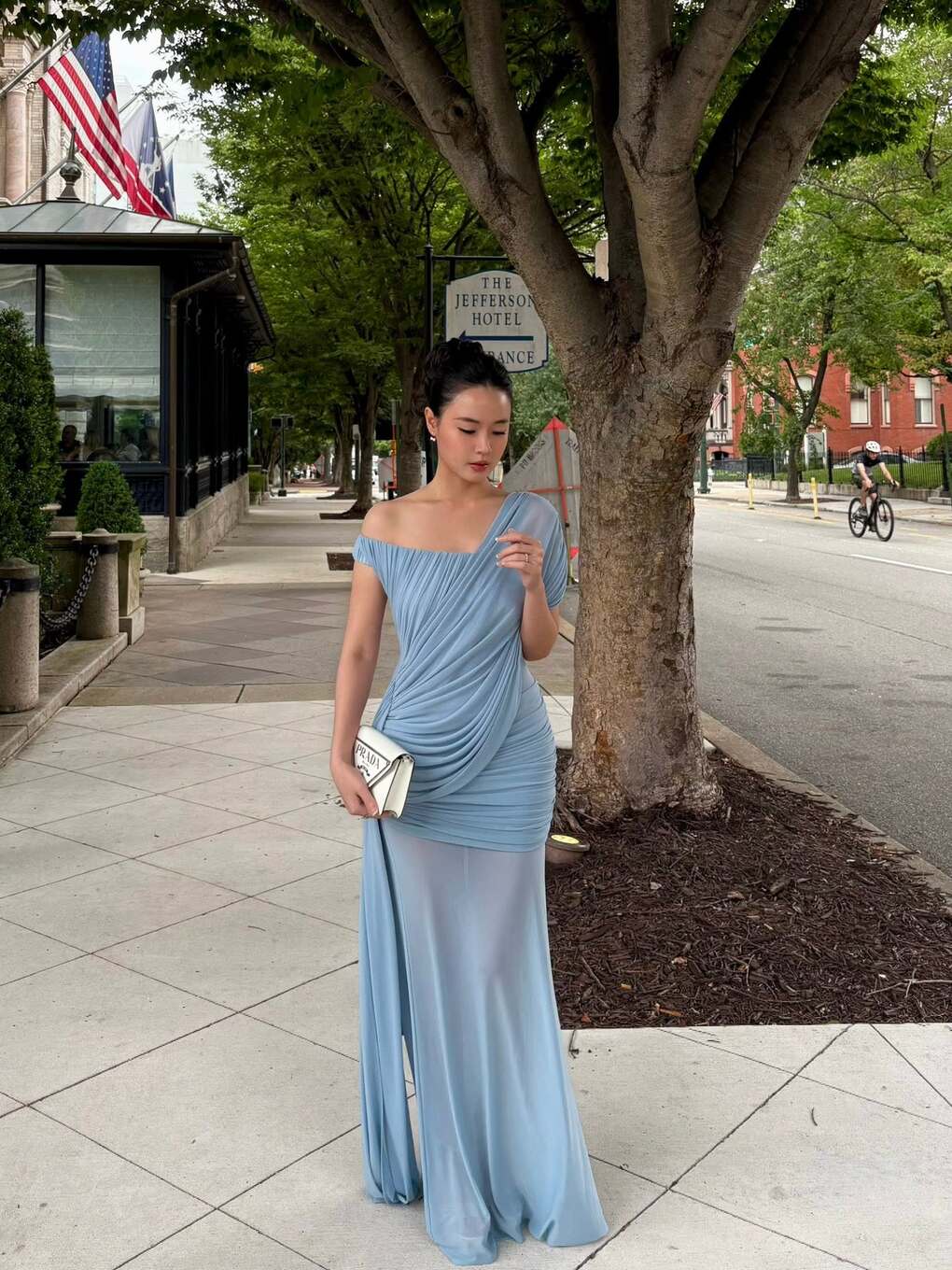 Midu tranh thủ ghi lại kỷ niệm tại thành phố Richmond, bang Virginia, khi sang đây dự tiệc cưới hồi cuối tuần. Diễn viên khoe vóc dáng quyến rũ với chiếc đầm dạ hội dài chấm đất, kiểu dáng ôm sát vòng eo, điểm nhấn hở vai bất đối xứng.