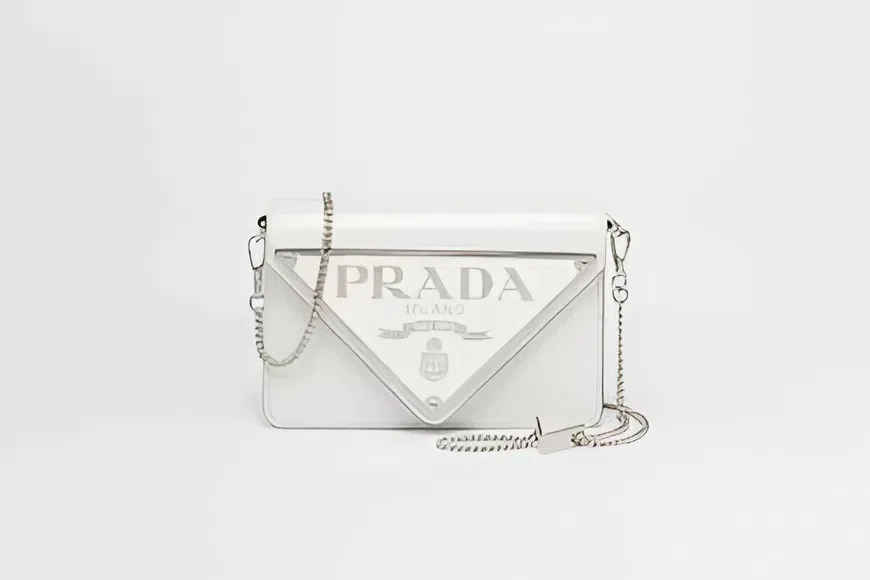 Để phối cùng mẫu váy dạ hội bình dân, Midu chọn clutch của Prada, giá gần 50 triệu đồng. Từ khi kết hôn, cô đặc biệt ưa chuộng thương hiệu xa xỉ này.