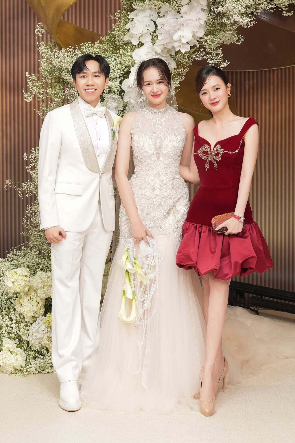 Trước đây, thời trang đi ăn cưới của Midu thường gắn với những trang phục khá nổi bật từ màu sắc đến kiểu dáng. Khi dự cưới của Anh Đức, nữ diễn viên mặc váy nhung đỏ khiến cô bị hiểu lầm sai dresscode của cô dâu, chú rể.