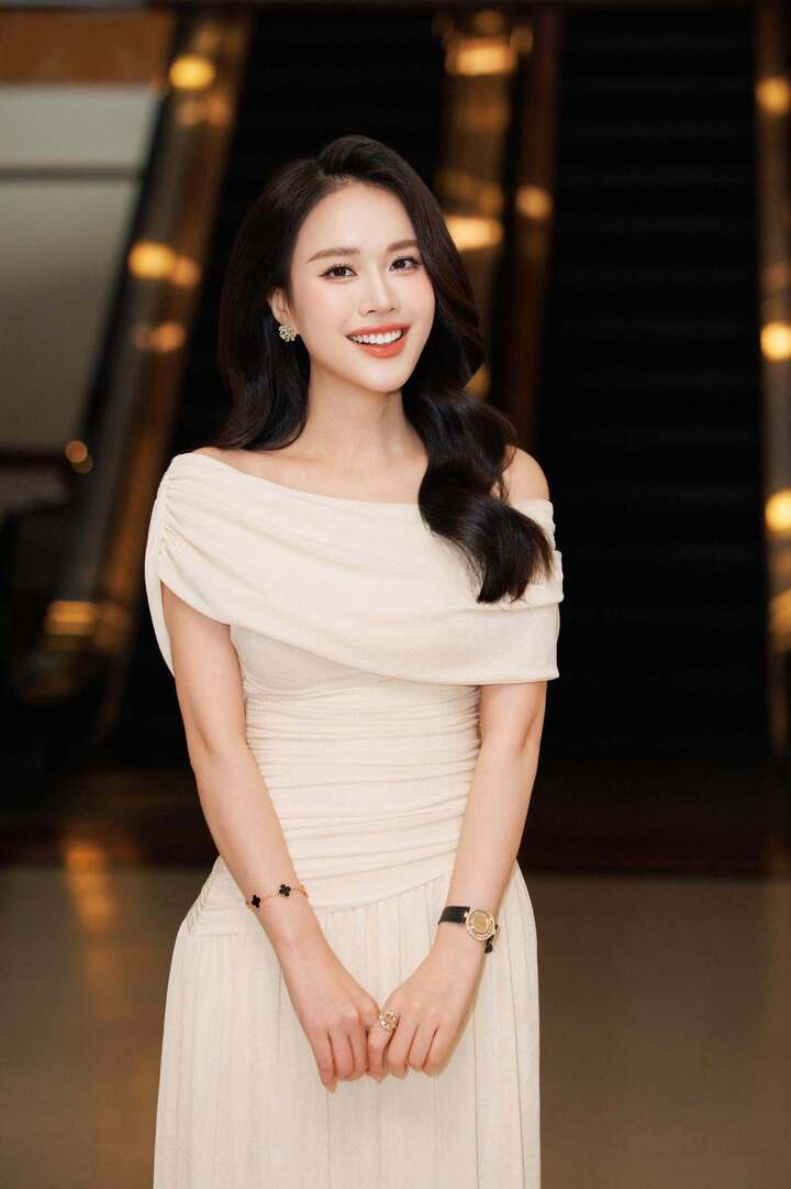 Sinh năm 1997 tại Hải Phòng, Ngô Mai Phương là diễn viên, MC của một số chương trình trên sóng truyền hình VTV. Trước đó, cô từng có thành tích học tập tốt và giành vị trí Á khôi 1 cuộc thi “Hoa khôi sinh viên Việt Nam”. Người đẹp từng khiến không ít khán giả tiếc nuối khi lỡ hẹn với Hoa hậu Việt Nam 2020.
