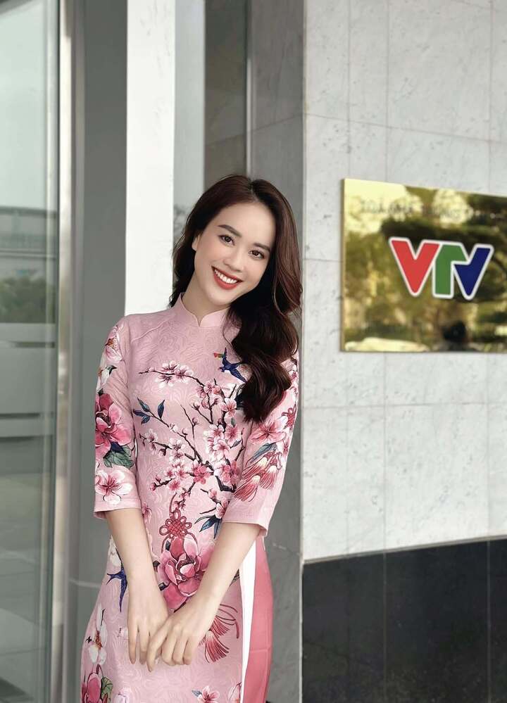 Sau khi kết hôn, Ngô Mai Phương tiếp tục công việc tại VTV, đồng thời bắt đầu hành trình làm mẹ. Cô vẫn xuất hiện đều đặn trên sóng, luôn rạng rỡ và tích cực, nhưng rất hạn chế chia sẻ đời sống cá nhân.