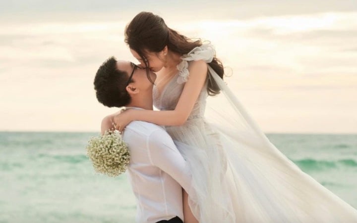 Đầu năm 2022, MC Mai Phương bất ngờ thông báo lên xe hoa. Ông xã của Mai Phương có bằng tiến sĩ. Cặp đôi yêu nhau khoảng hai năm trước khi tiến đến hôn nhân.