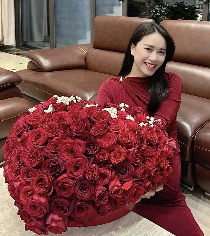 Trên trang cá nhân, Mai Phương khiến dân mạng ghen tỵ khi thường xuyên khoe khoảnh khắc được chồng cưng chiều.