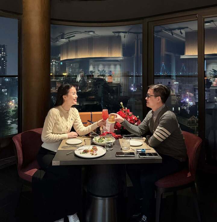 Vào những dịp đặc biệt, chồng nữ MC sẵn sàng chi số tiền lớn để tổ chức tiệc tại địa điểm sang trọng và tặng cô những món hàng hiệu xa xỉ.