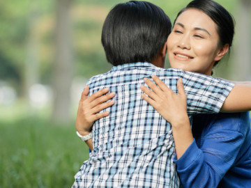 Con trai nói: 'Bạn nào trong lớp cũng giàu', câu trả lời của mẹ gây tranh cãi dữ dội