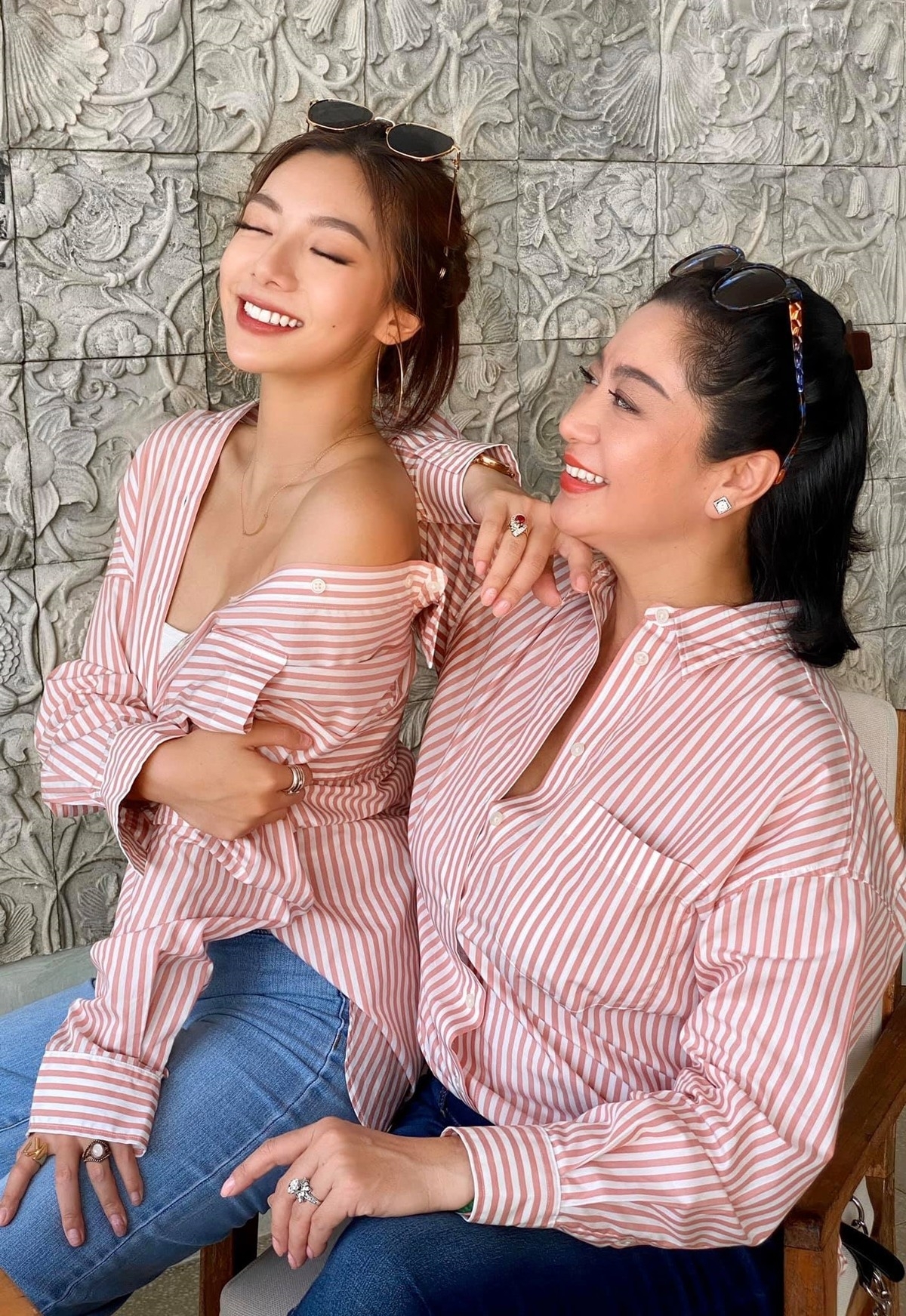 Hai mẹ con hoa hậu thường mặc đồng điệu ở đời thường.