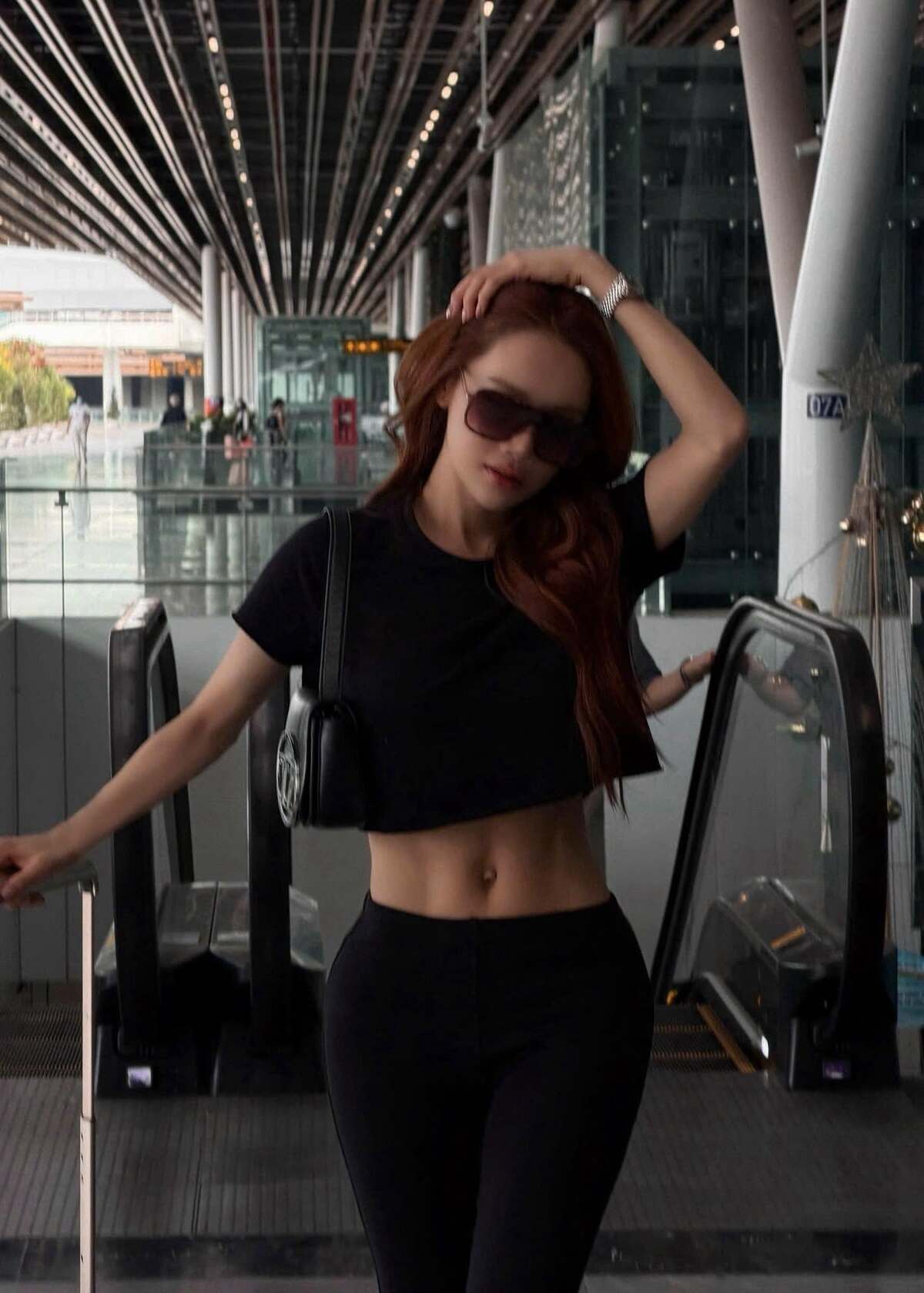 Mỹ nhân 36 tuổi tôn rãnh bụng số 11 săn chắc cùng croptop khi ra sân bay.
