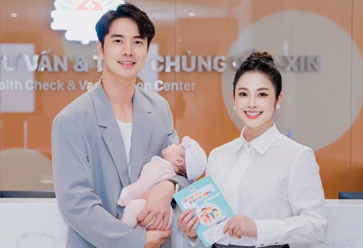Đức Hiếu cùng vợ - MC Thuỳ Linh VTV - đưa con gái đi tiêm. 