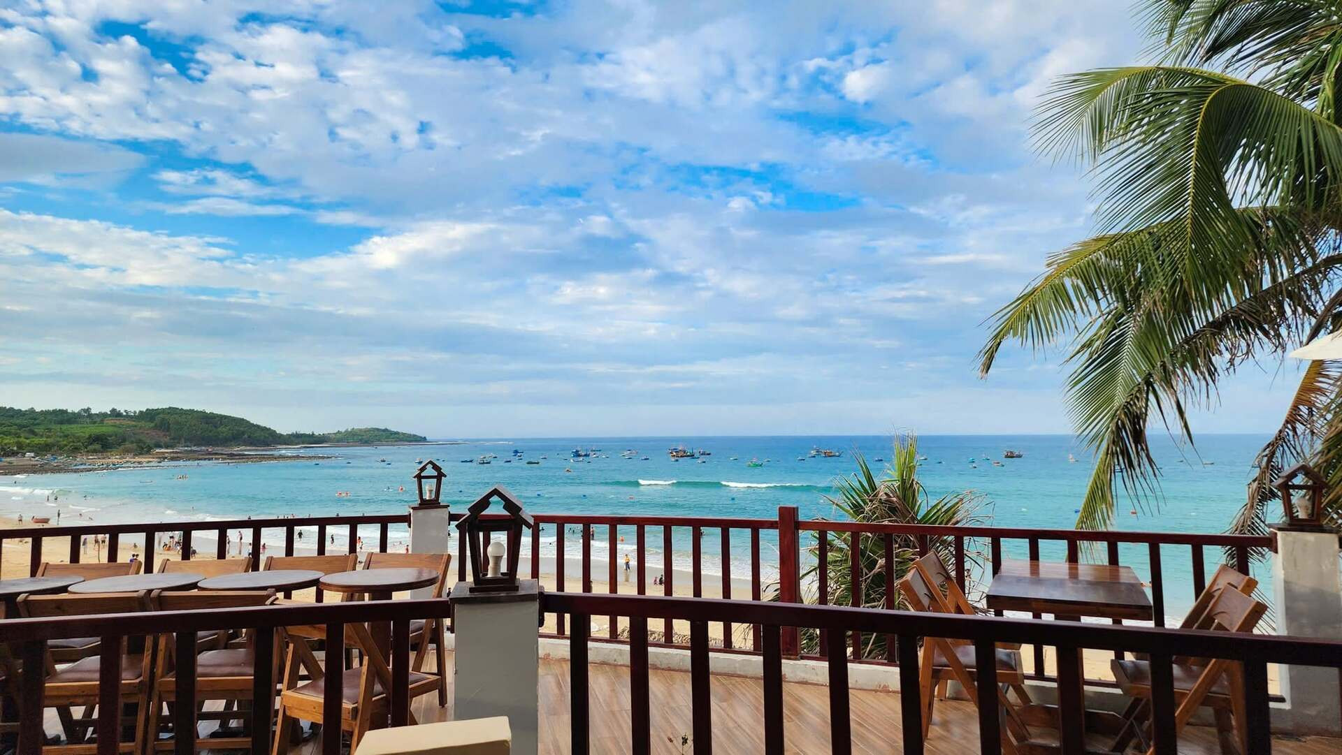 Bãi biển An Cường có nước biển xanh ngắt, bãi cát trắng mịn, sạch sẽ