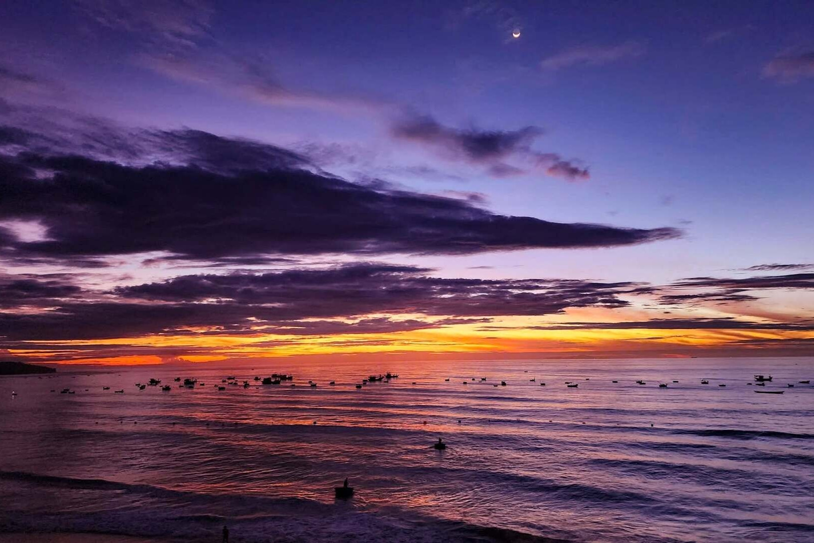 Bãi biển lúc 4h30 sáng đẹp bình yên