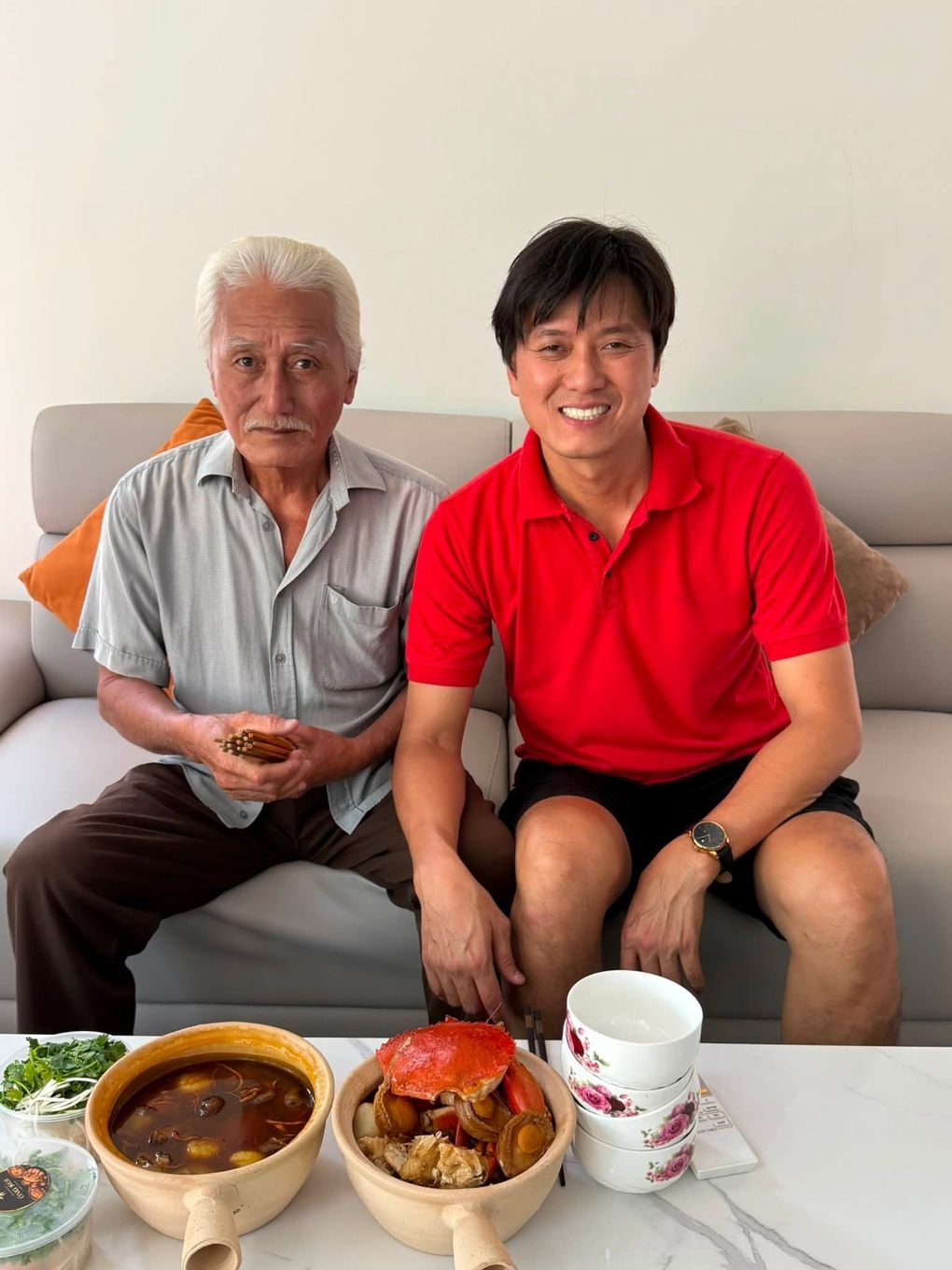 Quách Ngọc Tuyên và cha ăn cơm trong ngôi nhà mới.