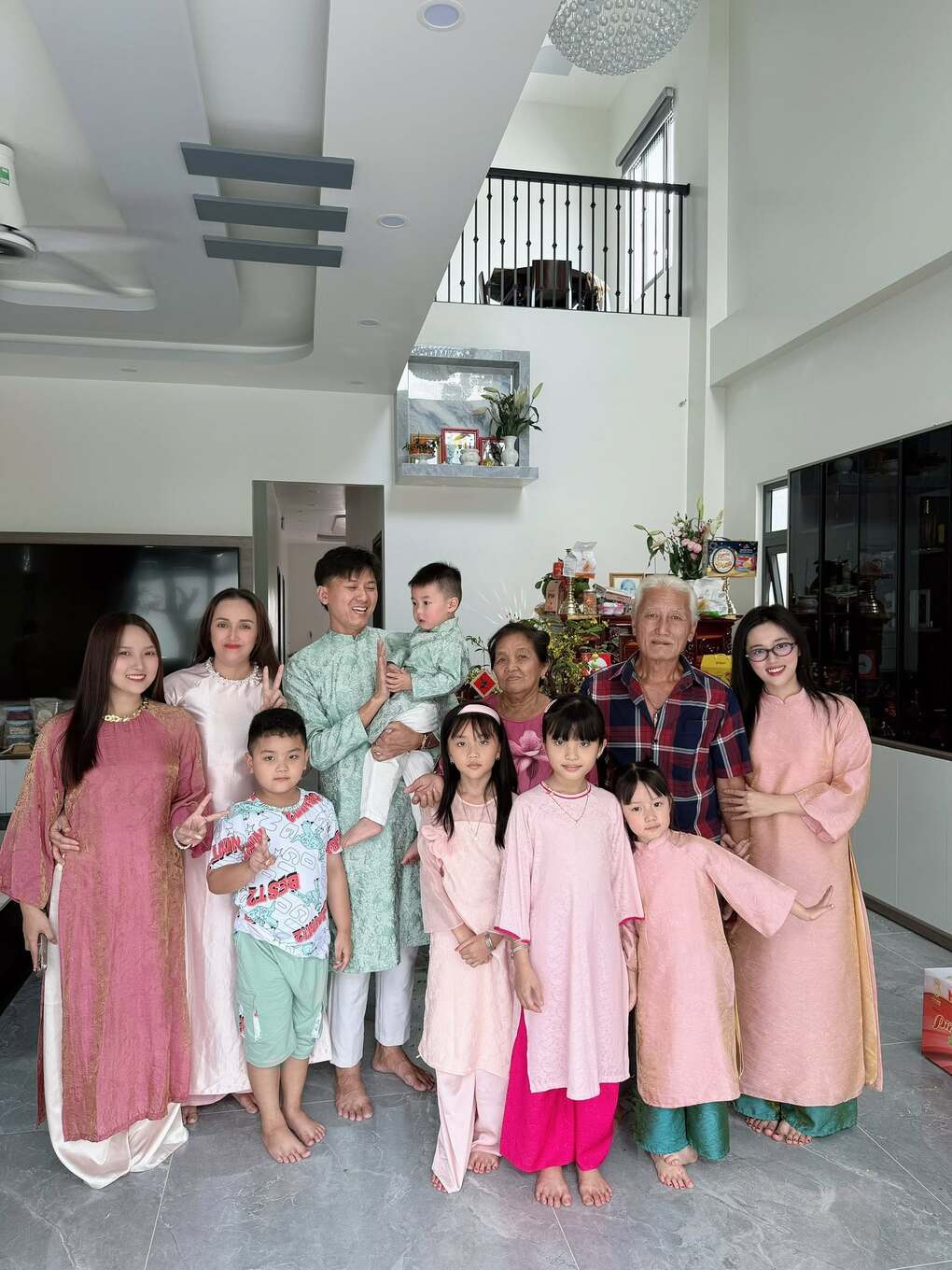 Đại gia đình Quách Ngọc Tuyên trong ngôi nhà mới.