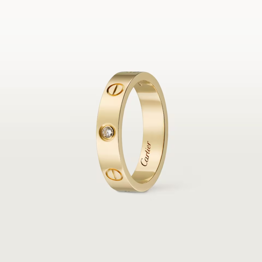 Một trong số đó là LOVE ring, small model, 1 diamond của Cartier bằng vàng 18K, đính một viên kim cương tròn 0,02 carat.