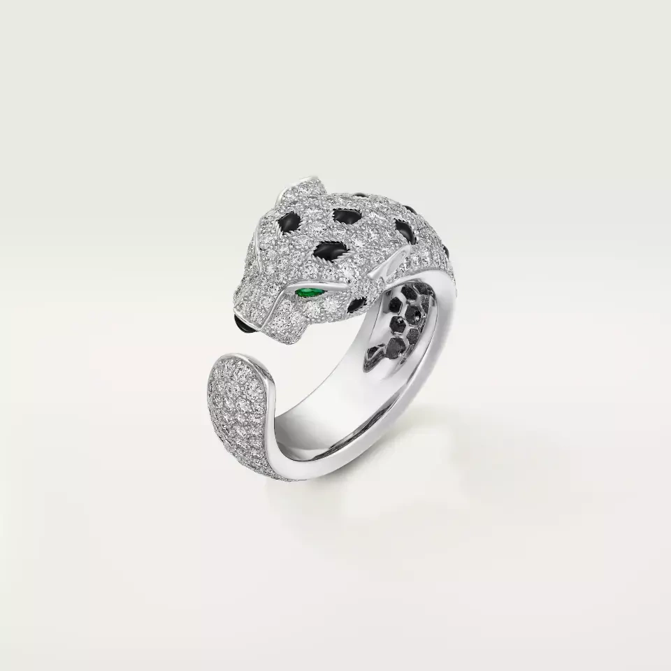 Cô phối cùng mẫu nhẫn Panthère de Cartier bằng vàng trắng nạm 242 viên kim cương, trị giá khoảng 1,375 tỷ đồng. Ảnh: Cartier