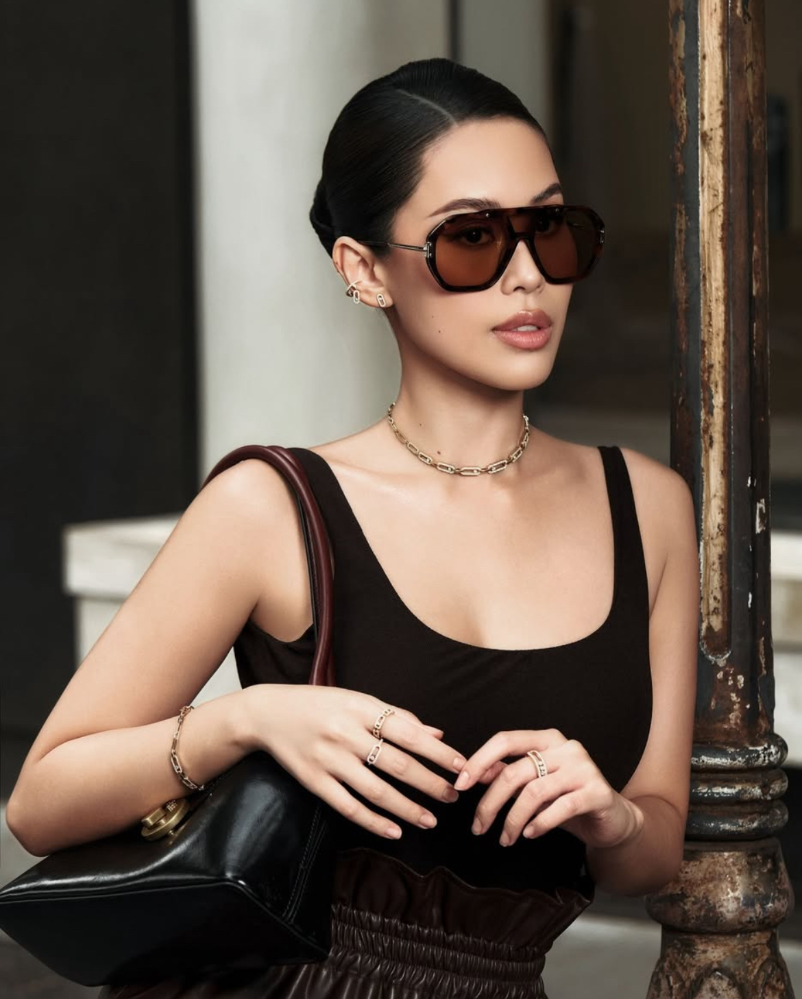 Bên cạnh trang phục và túi xách, Công chúa hàng hiệu Tiên Nguyễn còn có sở thích phối các mẫu nhẫn kim cương để tạo điểm nhấn cho tổng thể ngoại hình khi lộ diện trước công chúng.