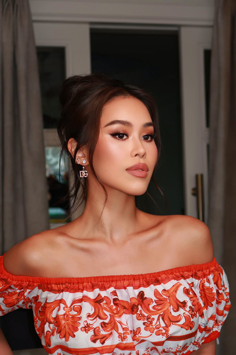 Tiên Nguyễn tên thật Nguyễn Thảo Tiên, sinh năm 1997, là con gái vua hàng hiệu Johnathan Hạnh Nguyễn với cựu diễn viên Lê Hồng Thủy Tiên. Cô từng học thạc sĩ ngành Quản trị Hàng không tại Đại học London (Anh), hiện giữ chức CEO một công ty thuộc tập đoàn gia đình.