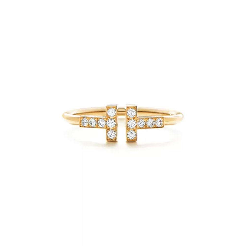 Cô cũng thường xuyên phối cùng mẫu Tiffany T Diamond Wire Ring của Tiffany amp; Co. bằng vàng 18K, đính kim cương tròn với tổng trọng lượng 0,13 carat.