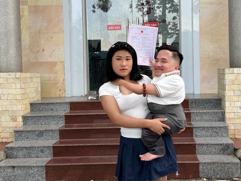 Hình ảnh My bế anh Hà đi đăng ký kết hôn viral trên mạng xã hội 