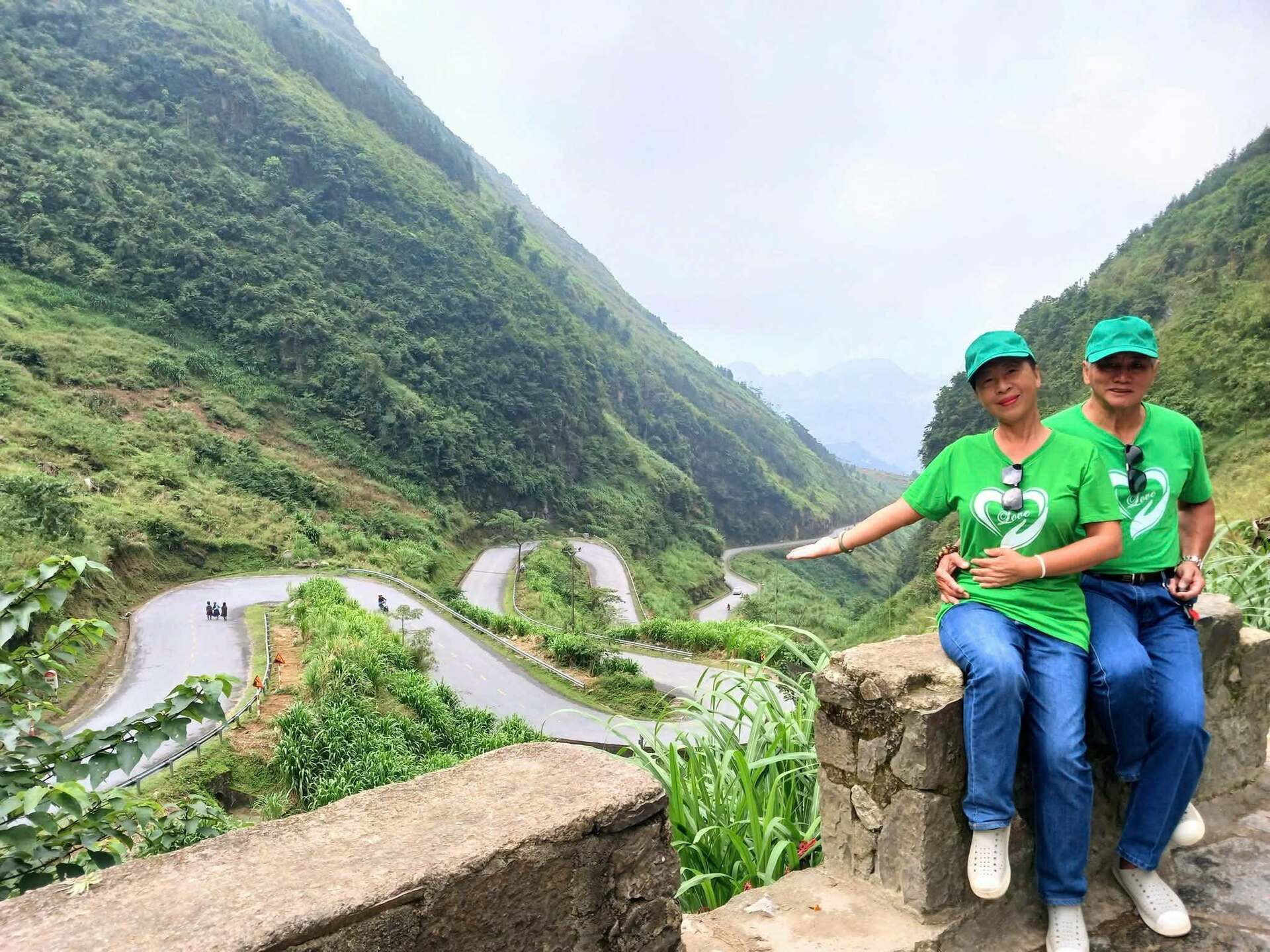 Ông bà chạy xe máy khám phá cung đường hạnh phúc tại Tuyên Quang