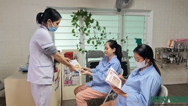 Cán bộ y tế phát tờ rơi, tư vấn chế độ dinh dưỡng cho phụ nữ mang thai mắc bệnh đái tháo đường Ảnh: NA