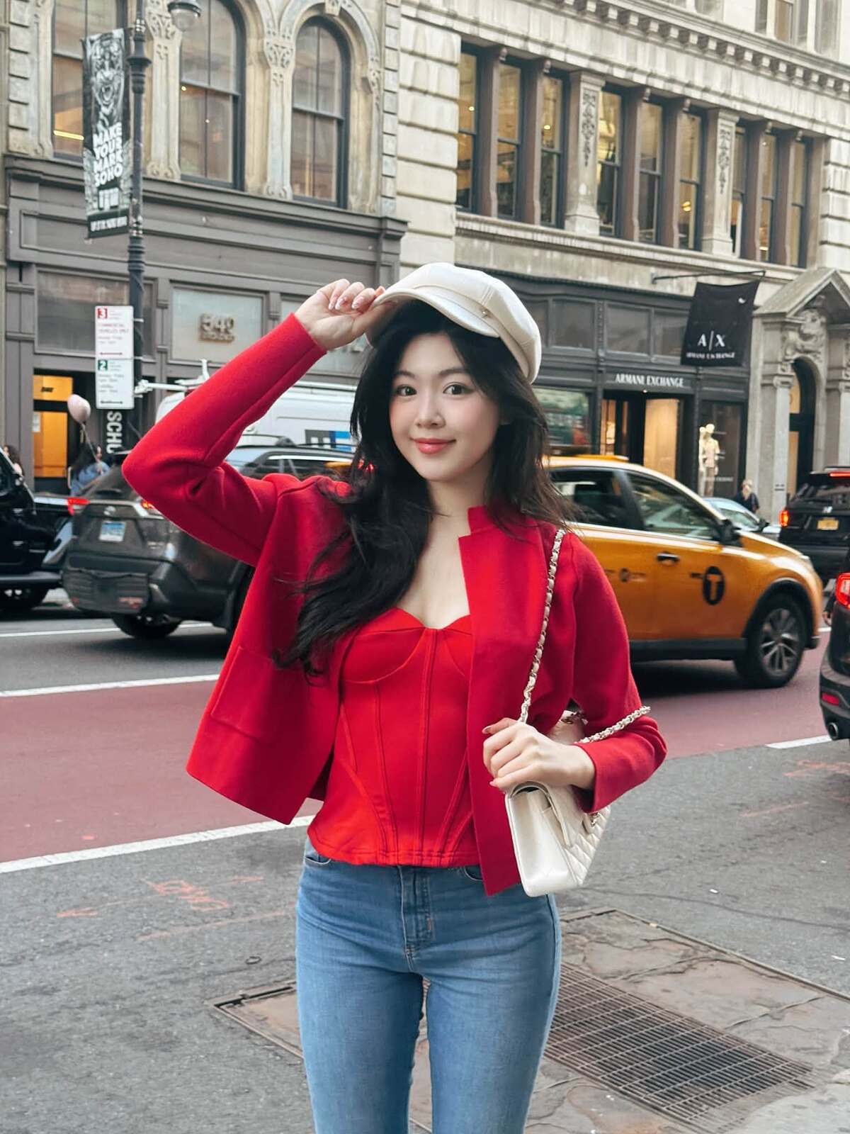 Lọ Lem chia sẻ loạt ảnh dạo phố New York, trong chuyến đi Mỹ cùng gia đình hồi tháng 6. Con gái nghệ sĩ Quyền Linh chọn trang phục tôn vóc dáng.