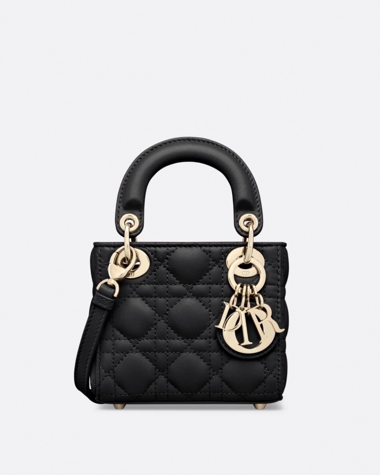 Set đồ được Lọ Lem hoàn thiện với chiếc túi Lady Dior màu đen cỡ nhỏ, được hot girl tậu khoảng hai năm trước. Ở thời điểm con gái Quyền Linh sắm về tủ, túi có giá 100 triệu đồng.