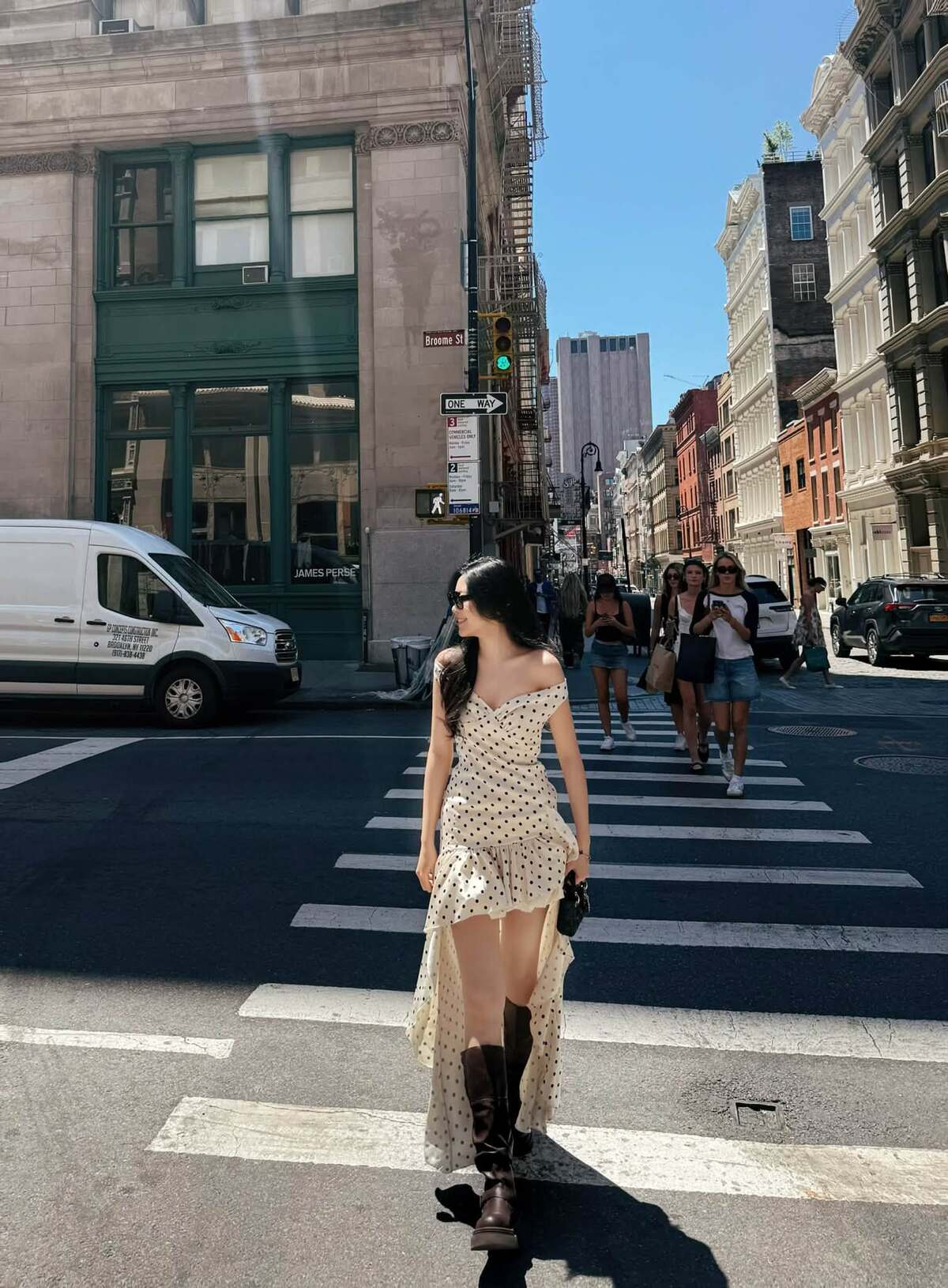 Lọ Lem thử nghiệm cách phối đồ mới lạ với đầm trễ vai chấm bi kết hợp boots da cá tính.
