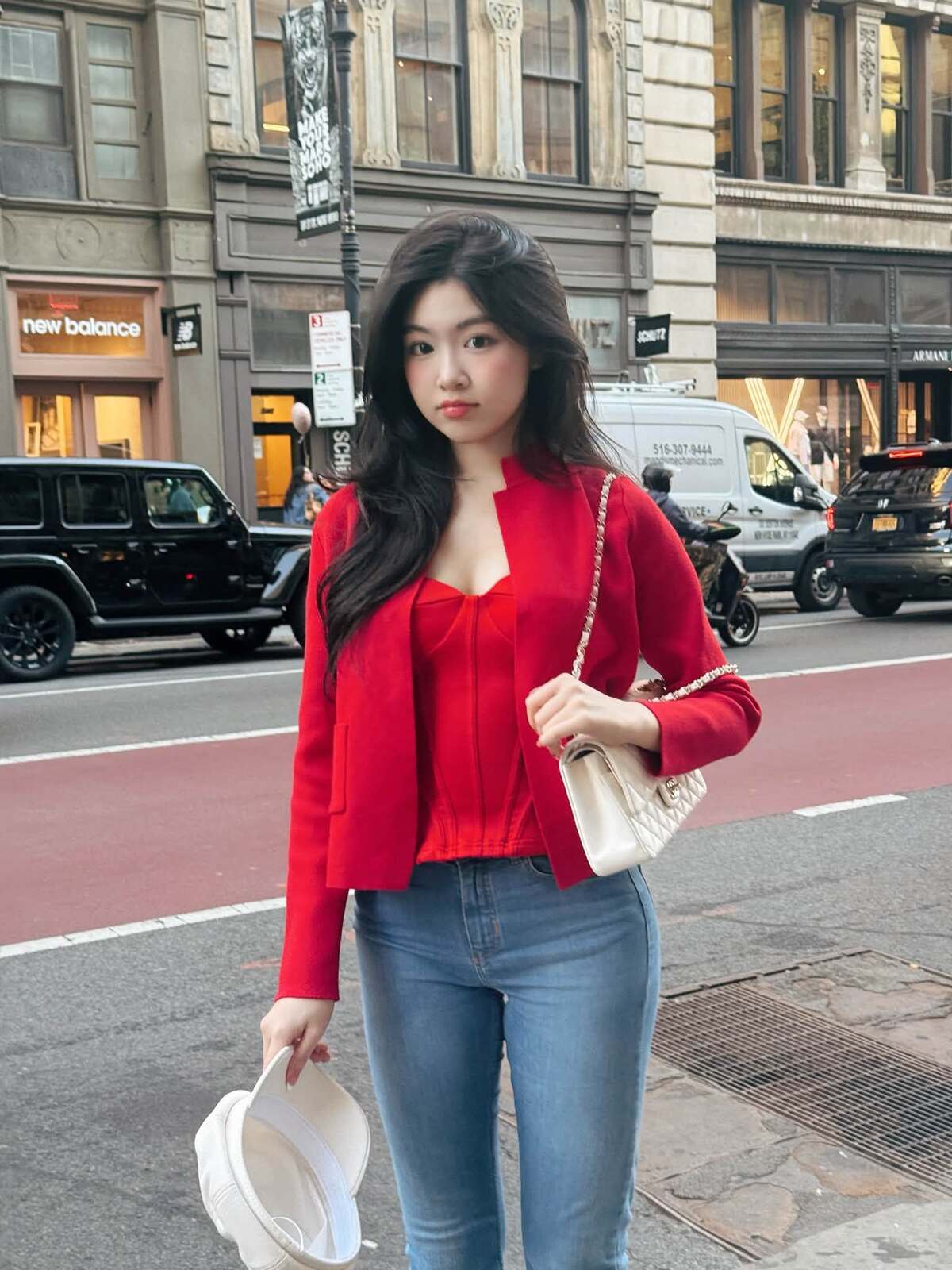 Nổi bật trên set đồ của Lọ Lem là chiếc túi xách Chanel Classic Flap Bag màu trắng, được hot girl sử dụng vài lần gần đây.
