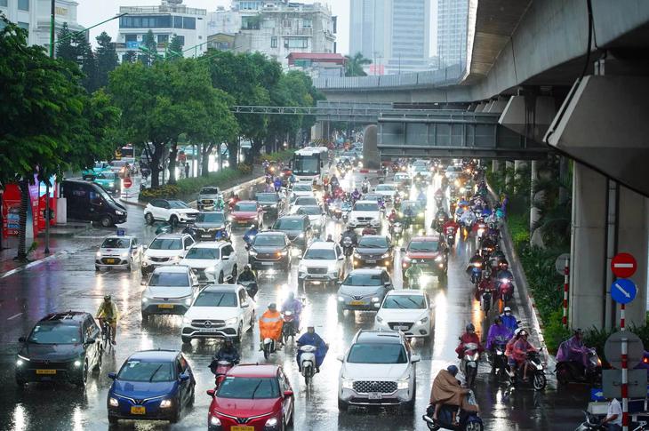 Cảnh báo mưa dông khu vực nội thành Hà Nội những giờ tới. Ảnh: N.H