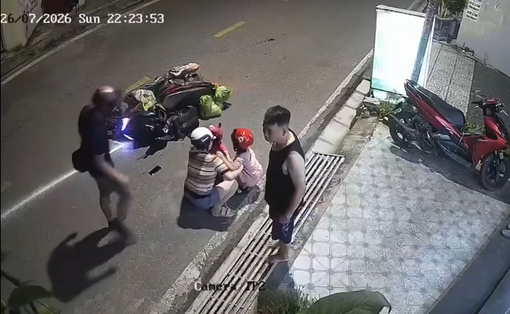 Sau khi gây tai nạn, tài xế lái ô tô rời khỏi hiện trường.