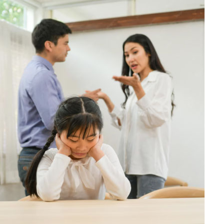 Sau khi kết hôn, bà từ bỏ cơ hội tiếp tục học tập để chăm sóc gia đình. Tuy nhiên, đổi lại, bà luôn mong con gái phải thật xuất sắc để đền đáp sự hy sinh ấy. Ảnh minh họa
