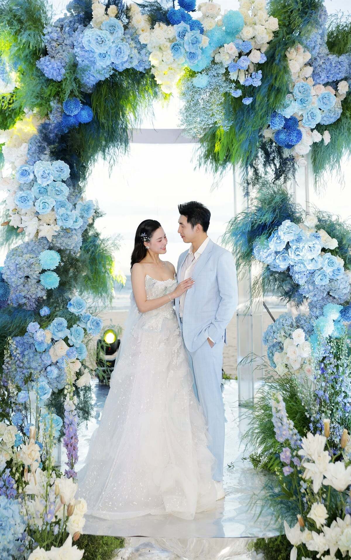 Trong khuôn khổ sự kiện, Midu mặc thêm đầm chữ A, điểm xuyết bằng chi tiết ánh kim và ngọc trai.