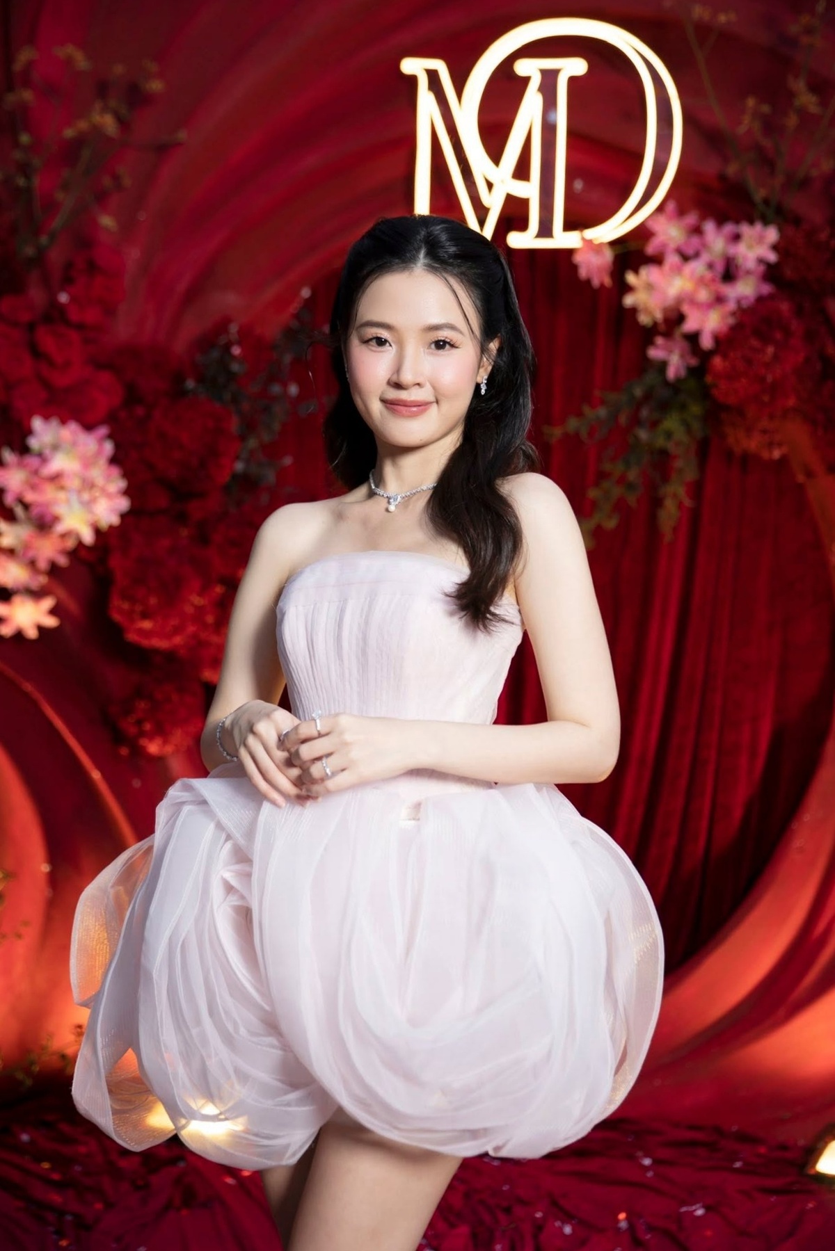 Chân váy được làm từ nhiều lớp vải organza, xử lý thủ công tạo phom bong bóng.