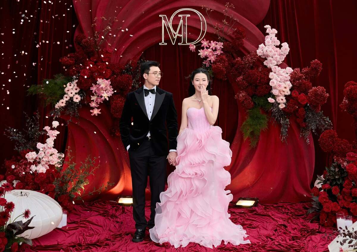 Họ tổ chức tiệc kỷ niệm hai năm ngày cưới bên gia đình và hội bạn thân cuối tháng 6. Midu diện loạt đầm công chúa - phong cách thời trang yêu thích của cô trong nhiều năm qua vì phù hợp gương mặt, vóc dáng.