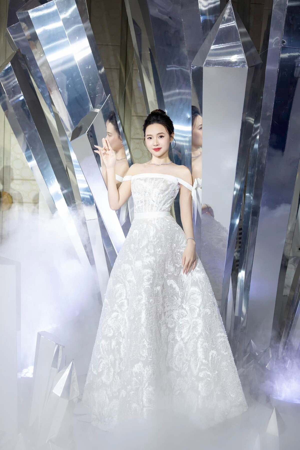 Loạt đầm công chúa của Midu khi sánh đôi chồng - 13
