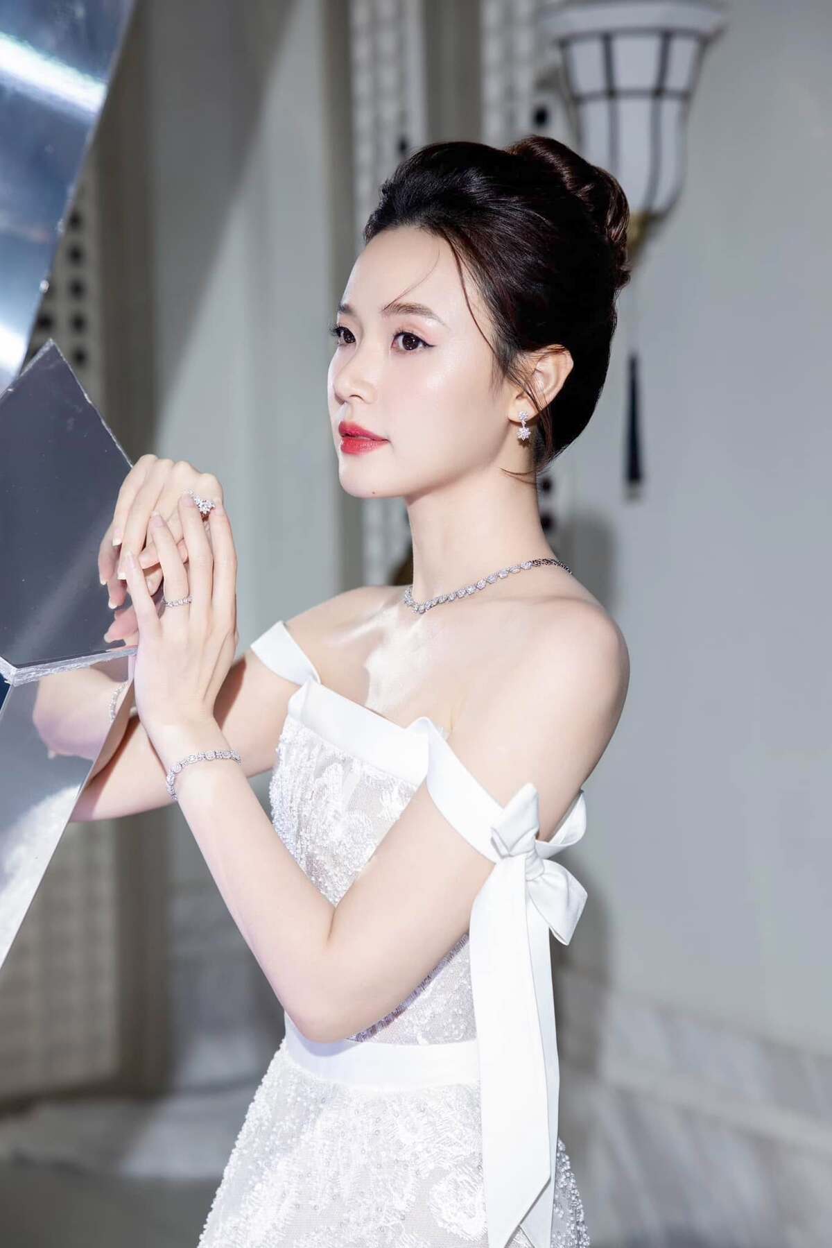 Loạt đầm công chúa của Midu khi sánh đôi chồng - 15