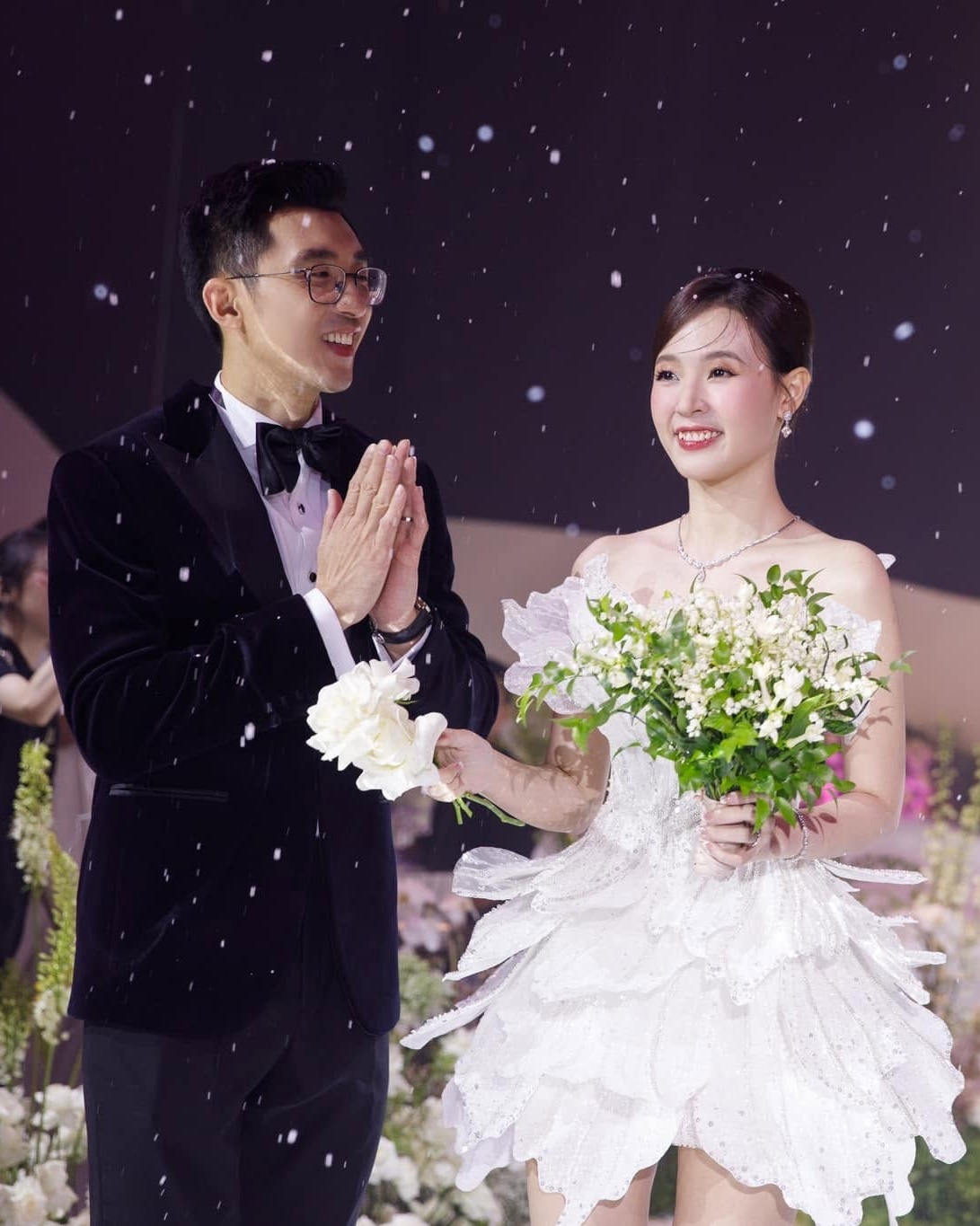 Người đẹp diện đầm lấy cảm hứng cổ tích tại đám cưới hồi tháng 6/2024. Váy làm từ hơn 1.000 m vải sequin, đính kết pha lê Swarovski nhập khẩu từ Áo. Trang phục dáng ngắn, phom xòe bồng giúp Midu khoe chân thon.