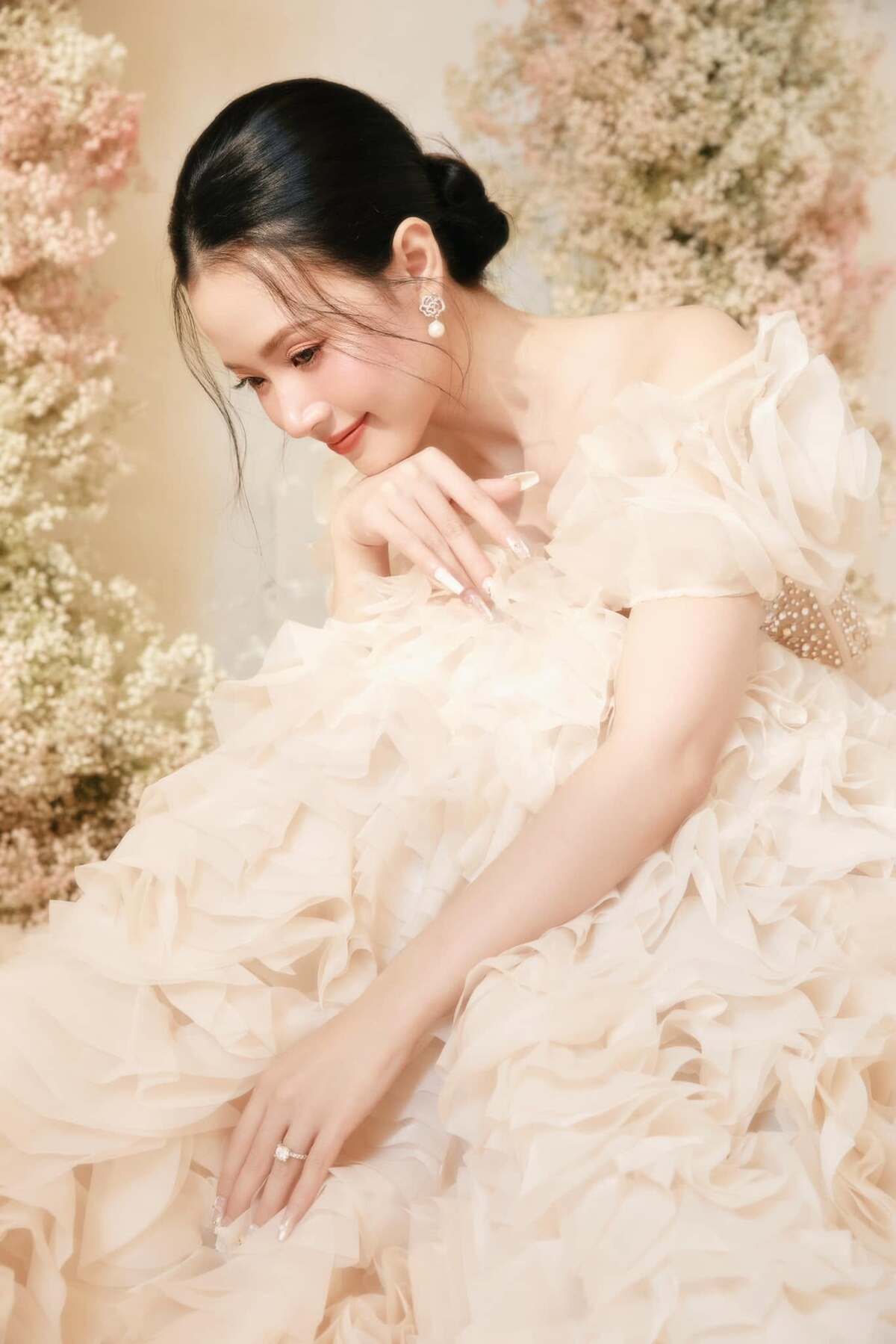 Trong một bộ ảnh cưới, cô diện đầm phom corset đính pha lê, kết hợp chân váy xòe organza nhiều tầng.