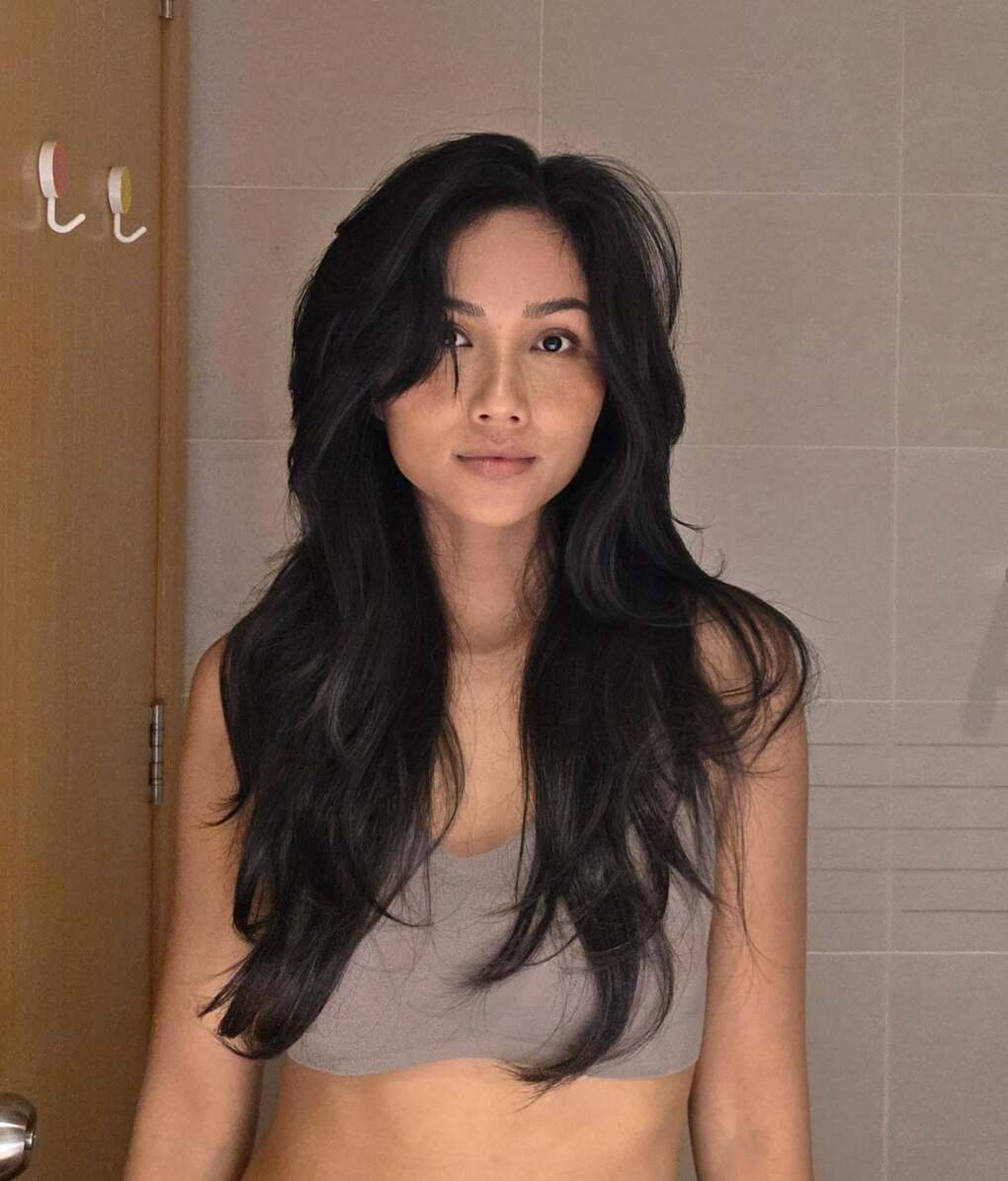 H’Hen Niê khoe kiểu tóc mới được tỉa layer bồng bềnh, làm mềm gương mặt góc cạnh.