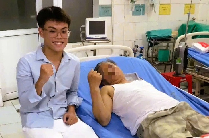 Hùng và nạn nhân chụp tại bệnh viện. Ảnh: NVCC.