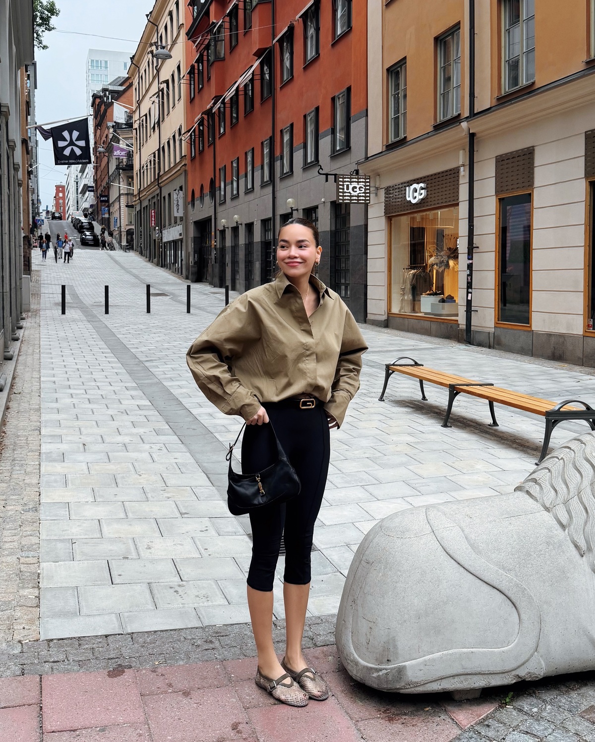 Hồ Ngọc Hà tận hưởng mùa hè mát lạnh ở Thụy Điển cùng áo sơ mi, quần lửng của local brand Việt Nam. Trang phục được cô phối với hai màu rêu - đen trang nhã.
