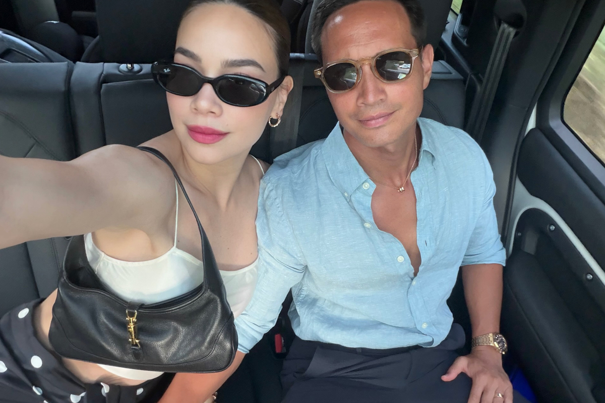 Bộ trang phục được Hồ Ngọc Hà hoàn thiện với phụ kiện của Gucci. Khi sánh đôi cùng ông xã Kim Lý, cả hai được khen đẹp như từ phim Hollywood bước ra.