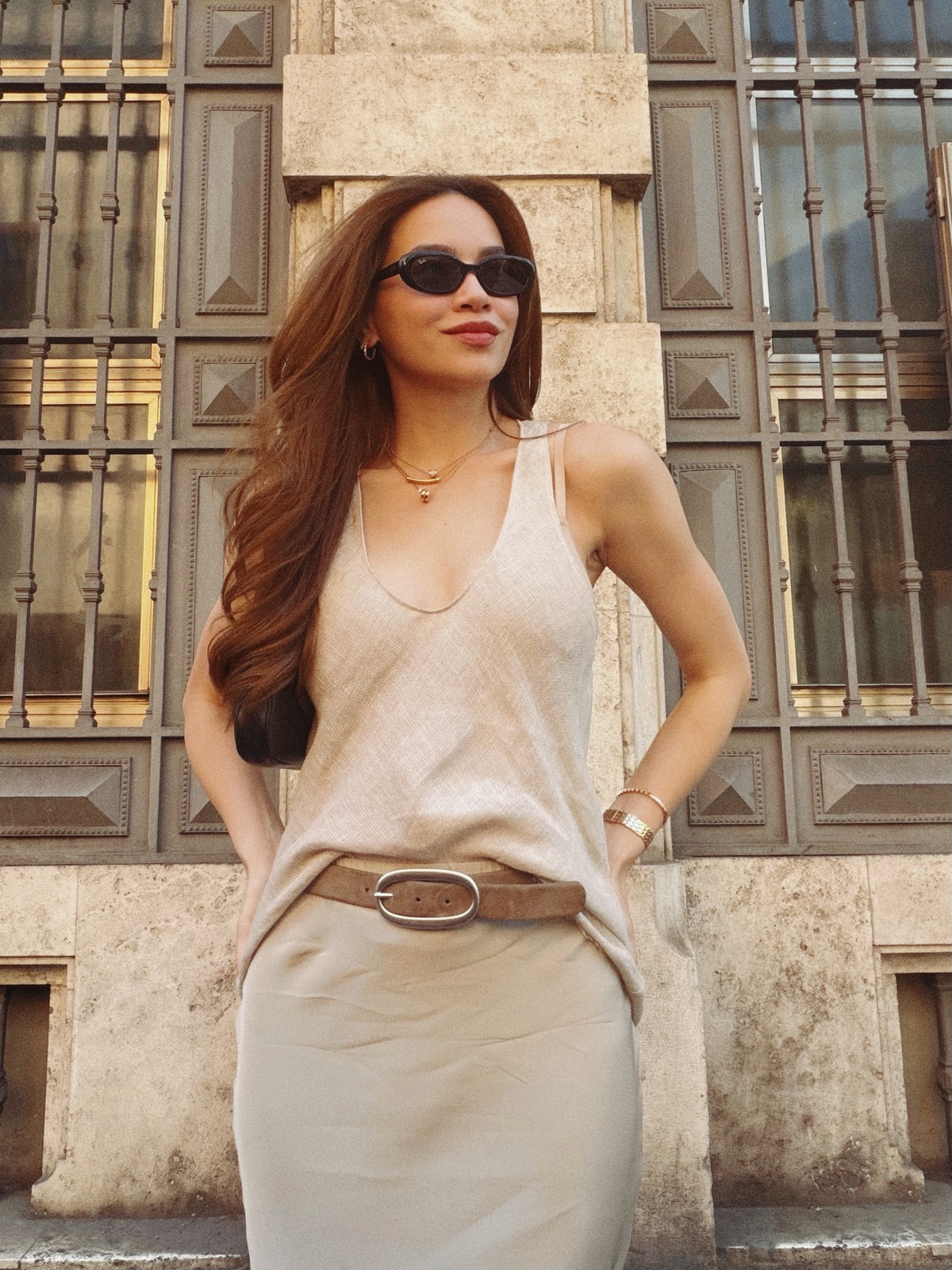 Dạo quanh thành phố Florence, Italy, người đẹp 42 tuổi chọn tông be - nude trang nhã.
